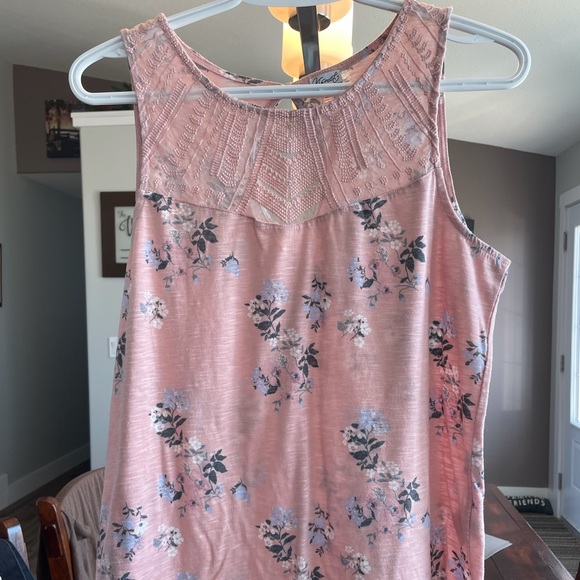 🌸 Floral with Beading Kismet Tank 🌼 - Picture 1 of 4